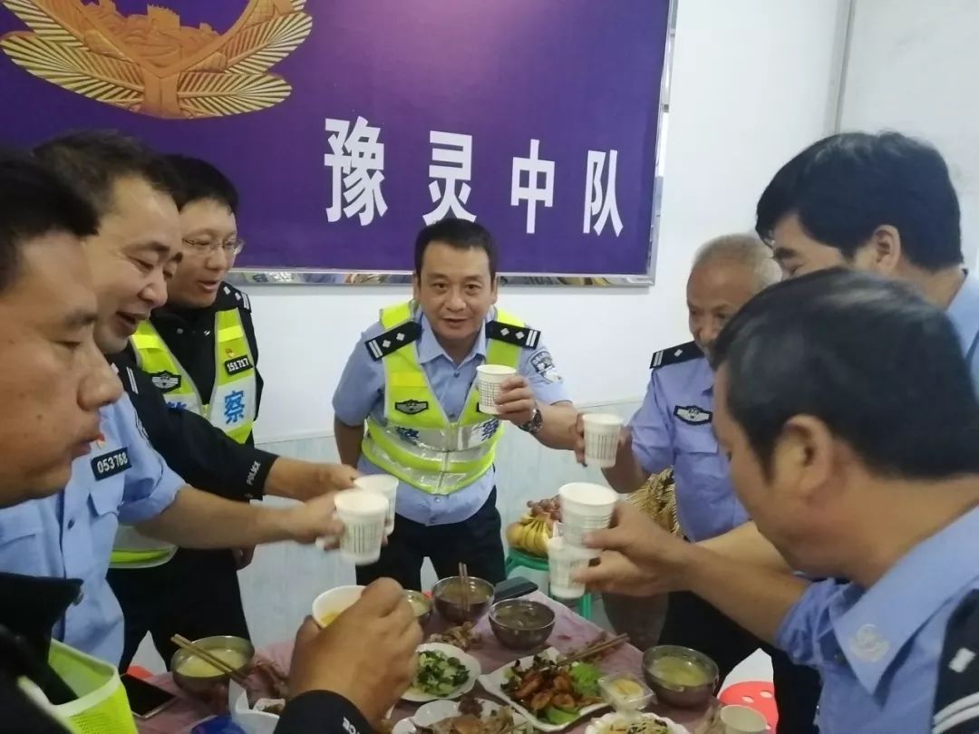 中秋我在岗公安团圆饭,中秋佳节我在岗万家灯火我守护