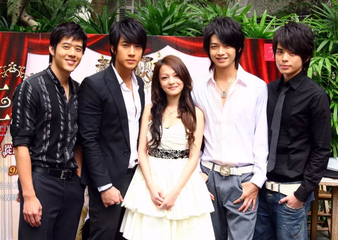 “过气”十年，凭什么她发个问号也能上热搜？