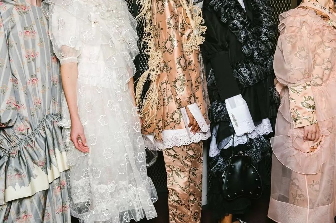 丝绸吊带长裙巴黎时装周,simonerocha泡泡裙