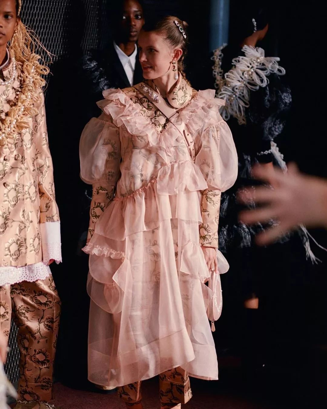 丝绸吊带长裙巴黎时装周,simonerocha泡泡裙