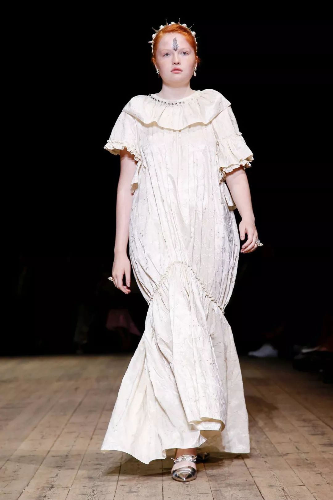 丝绸吊带长裙巴黎时装周,simonerocha泡泡裙