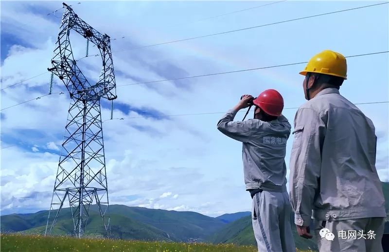 老人攥着一张小纸条，一见供电员工就塞进他手里…