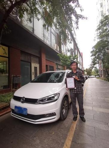 跑腿小哥骑行60公里为老人送药,跑腿小哥上门照顾女病人