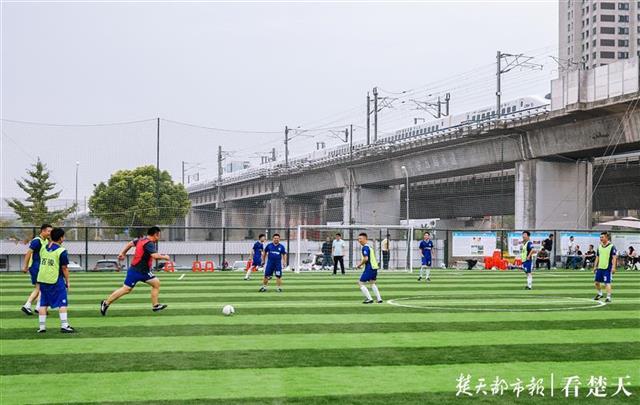 昔日违建之地，今变绿茵茵足球场对市民开放