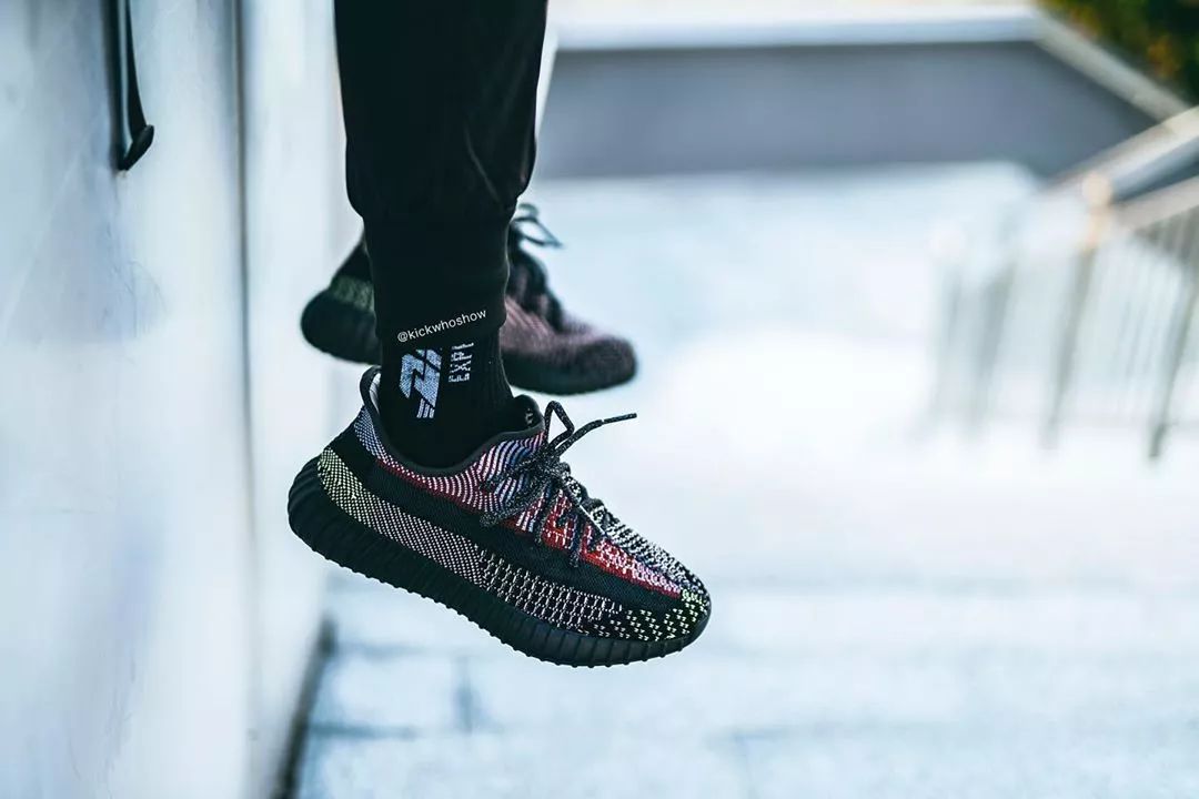 yeezy350黑红搭配,yeezy350v2荧光绿非反光评测