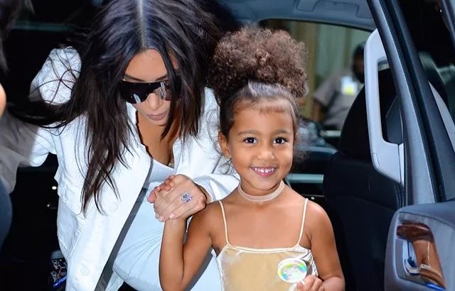 卡戴珊家族五大萌娃 (卡戴珊家族到底是怎么养孩子的)