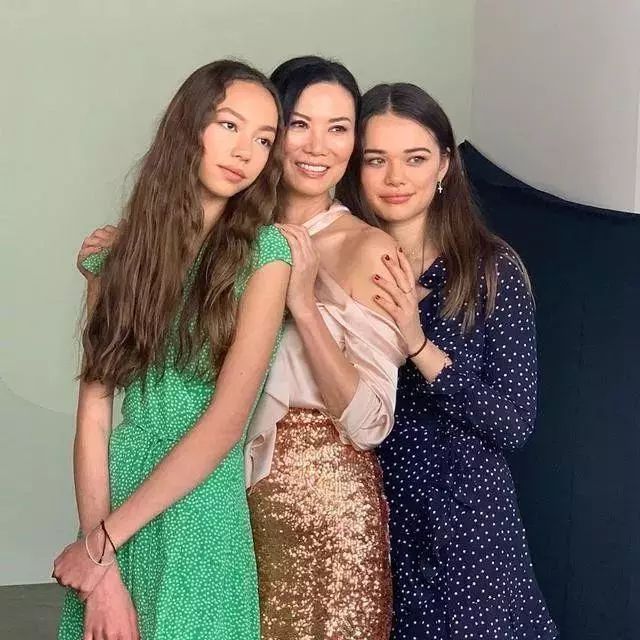 刚和嫩模男友分手，50岁邓文迪又收割一位富豪