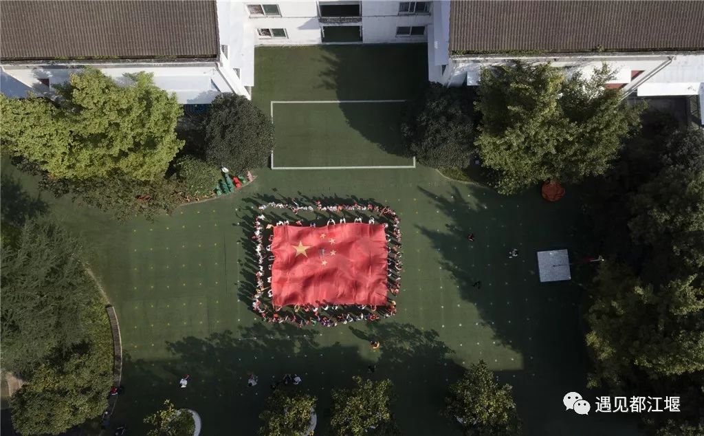 和五星红旗合影九宫格,与五星红旗合影