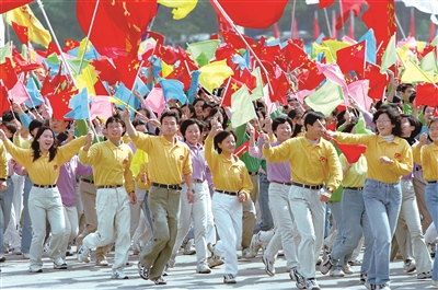 敬礼，向着*安门天**的方向