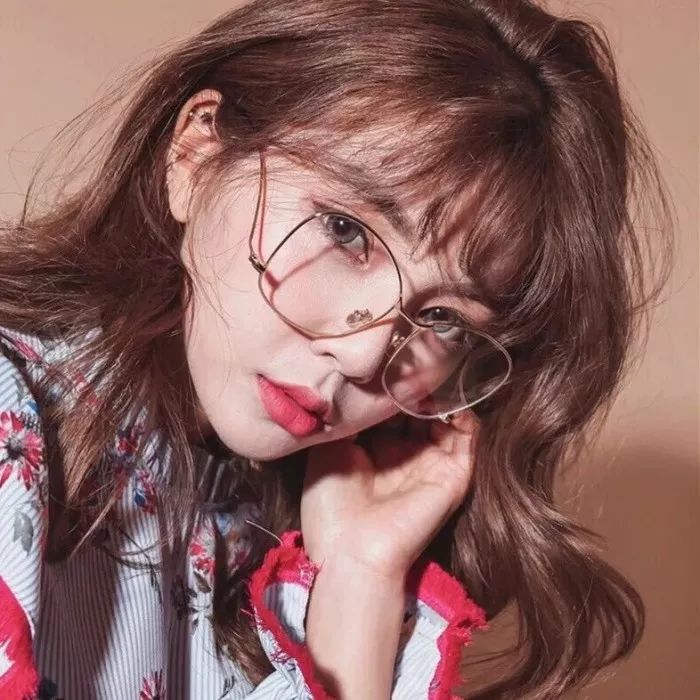 根据你的脸型和眼镜选发型,怎么选择适合自己的发型和眼镜