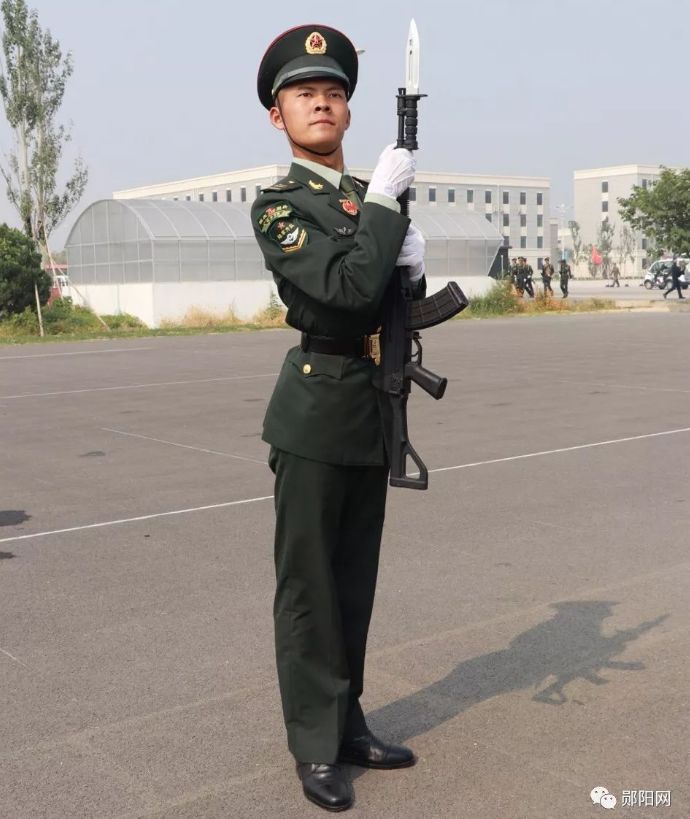 果然最帅的人都上交国家了,果然帅气的小哥哥都上交给国家了