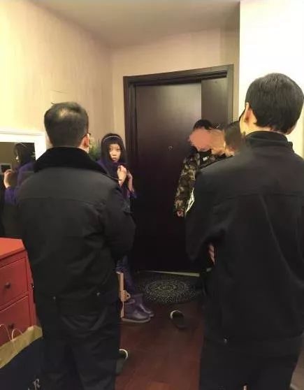 日本变态男粉丝通过女爱豆的瞳孔倒影找出她的住所,进行偷袭猥琐...简直可怕...