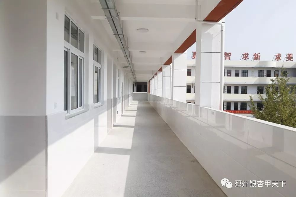 新教辅楼、接送广场...官湖这两所学校大变样，在你家附近吗？