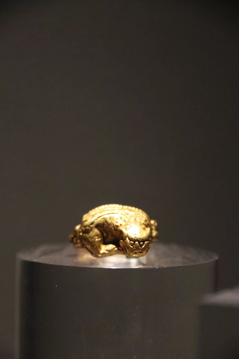 卡地亚满钻手镯窄版高定,卡地亚新款手镯时尚减龄黄金