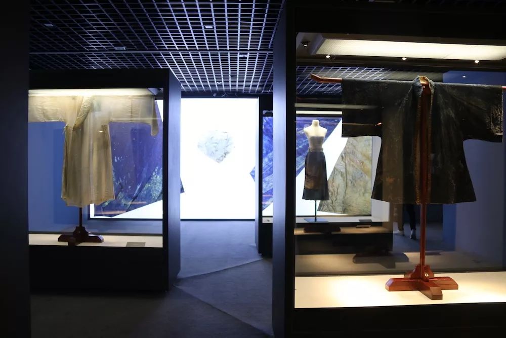 卡地亚满钻手镯窄版高定,卡地亚新款手镯时尚减龄黄金