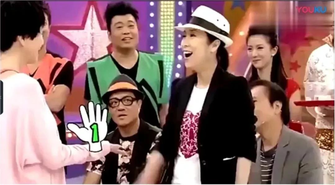 专家义诊下基层健康服务暖心,医护人员健康大礼包