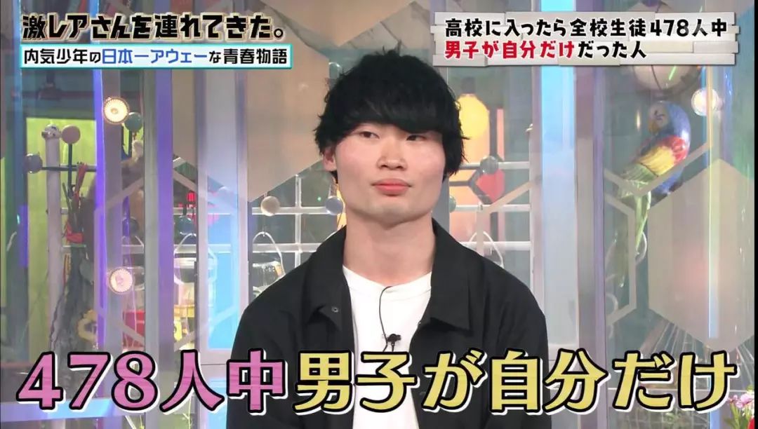 日本小哥进错女校被477个女生包围，小哥表示：我太难了……