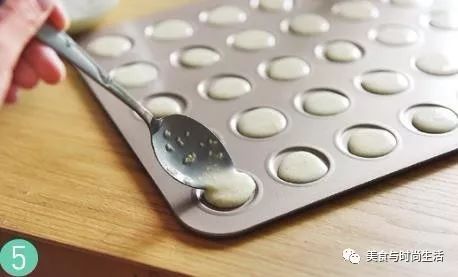 超简单的薄脆饼干，面糊搅一搅就烤，焦香酥脆，一口一个停不下来