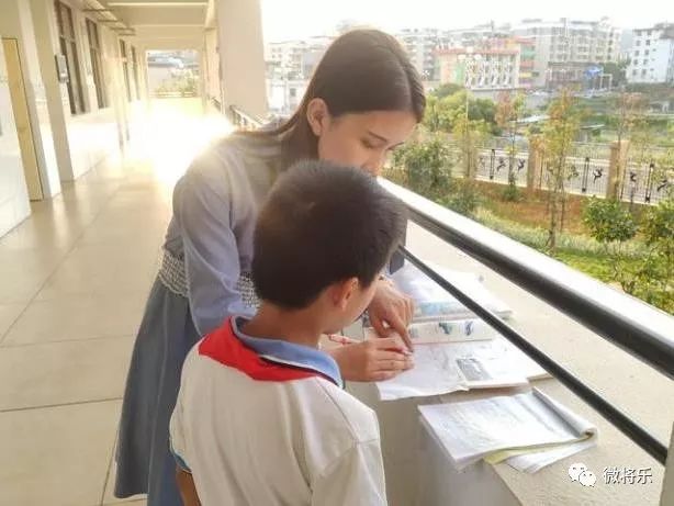 以实际行动迎接全国扶贫日,扶贫日送温暖助力精准扶贫