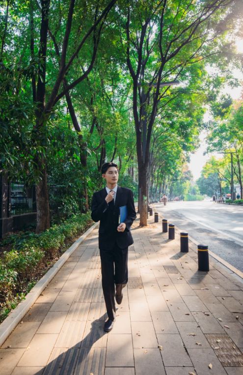 到这十条林荫道上走一走，每条都能邂逅俊男美女