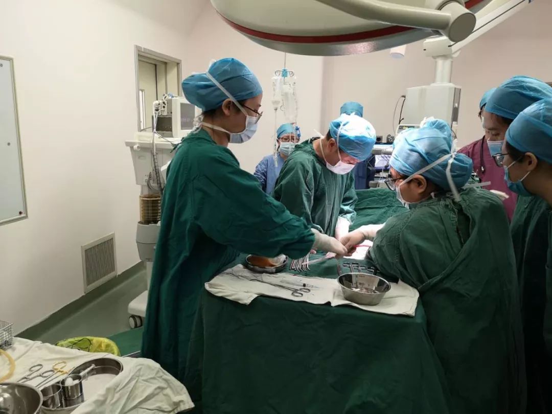 熊猫血产妇生子遇劫!医生艺高人胆大,徒手上阵翻子宫……