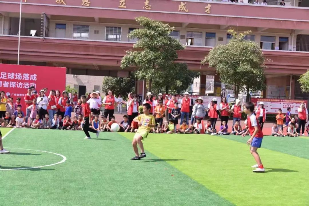 向着足球奔跑,怀揣着足球梦想