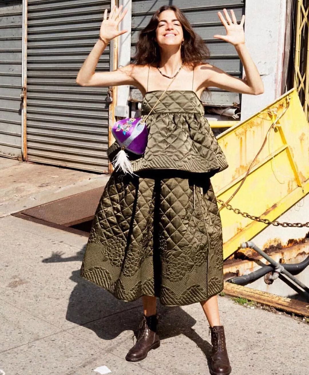 2022秋冬女明星马丁靴穿搭,女明星卡其色风衣搭配马丁靴图片