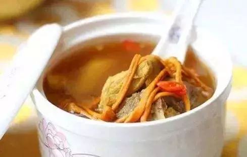 「食疗药膳」金银长生老鸭汤，味道鲜香可口，汤性平和滋润，能健脾益气、养胃生津、补益肺肾、化痰止咳