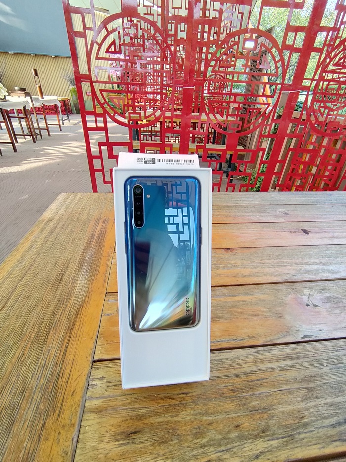 OPPOK5开箱上手:6400万超清四摄+30W闪充赛博金属意外好看