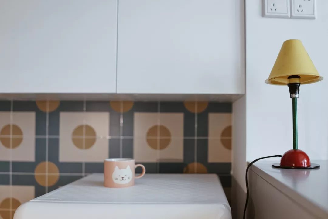 她买下32㎡上海老旧学区房，为女儿打造小桃园，还有20㎡超舒适大庭院