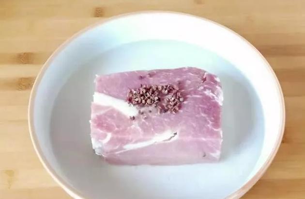 新鲜猪肉吃不完没有冰箱怎样储存,往冰箱里放猪肉怎么放才新鲜