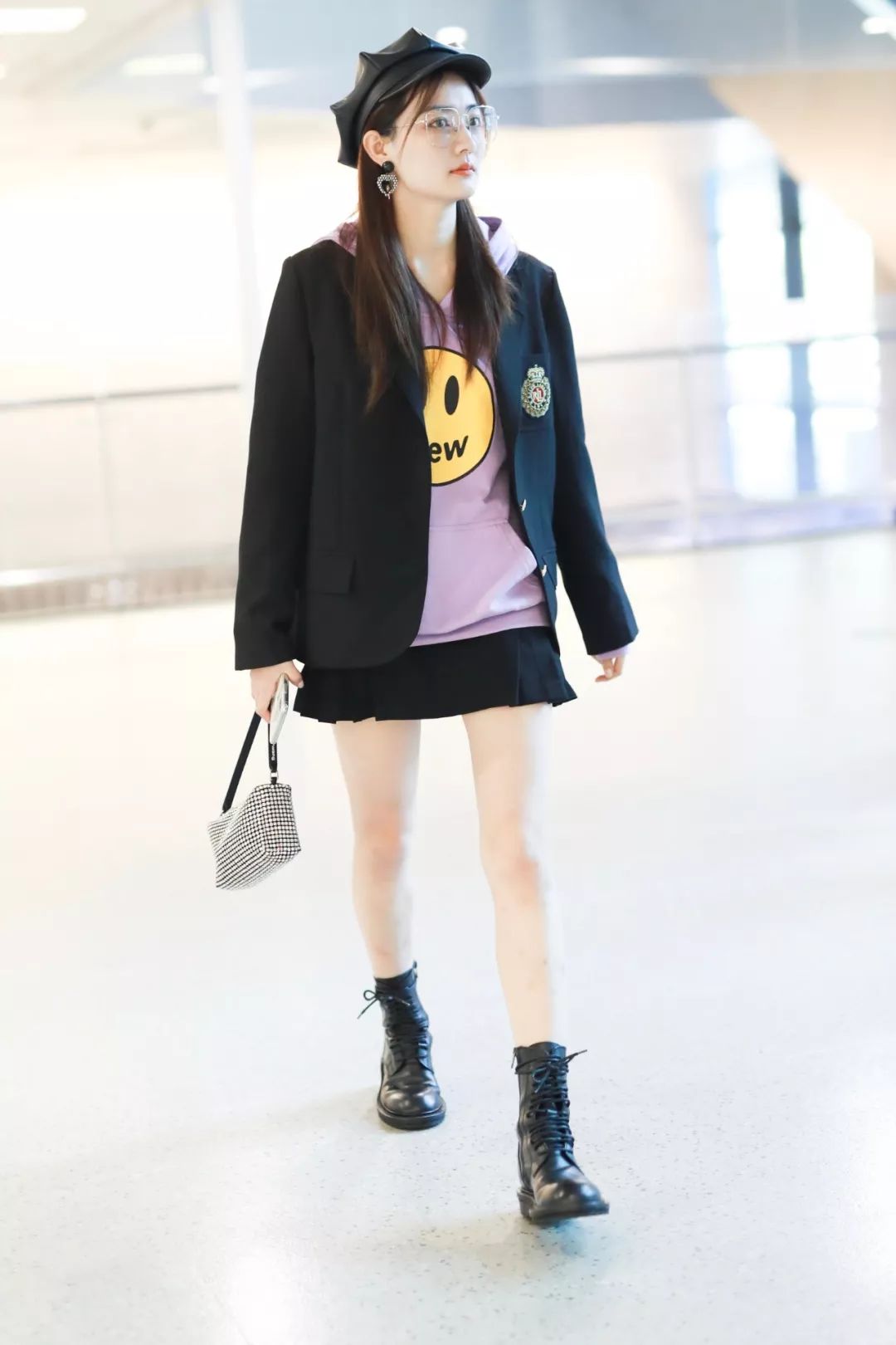 2022秋冬女明星马丁靴穿搭,女明星卡其色风衣搭配马丁靴图片