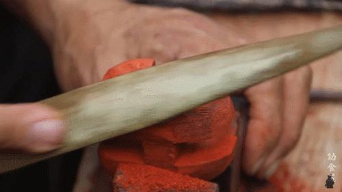 63岁中国大爷靠玩木头火到国外,61岁中国大爷惊呆老外