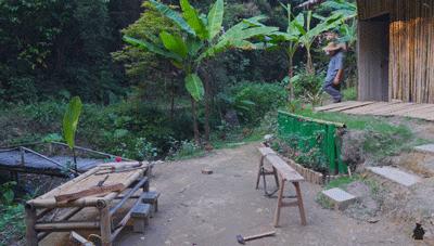 63岁中国大爷靠玩木头火到国外,61岁中国大爷惊呆老外