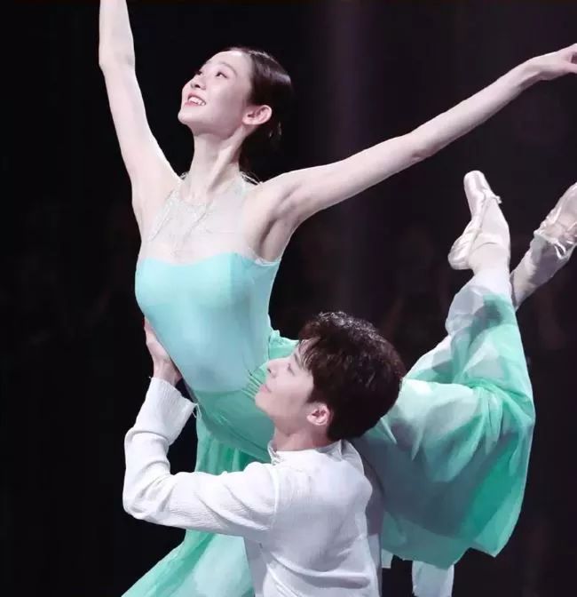 舞蹈定格，你将看到“风暴时刻”的真正底色|睡前聊一会儿