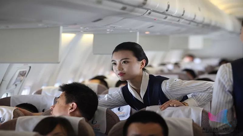 空姐系丝巾除了美观还有什么用途,为什么空姐都系丝巾