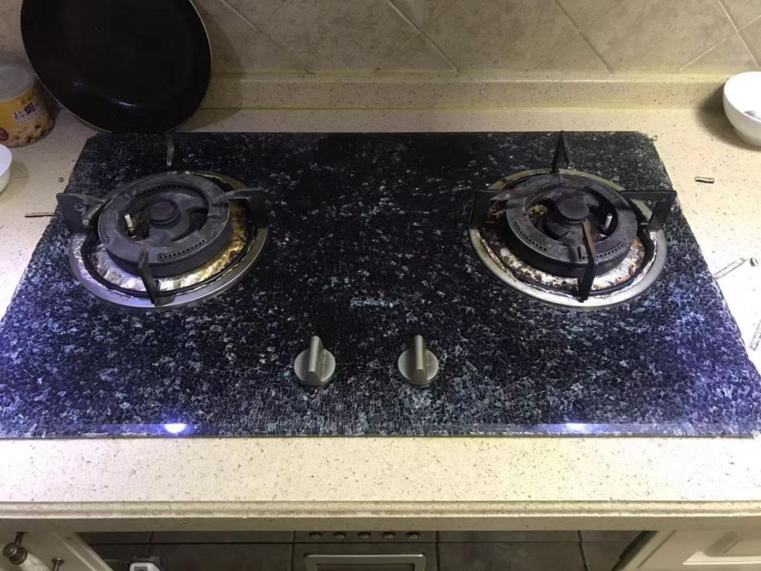 燃气灶玻璃面板炸裂还可以做饭吗,做饭燃气灶玻璃面板烫手正常吗