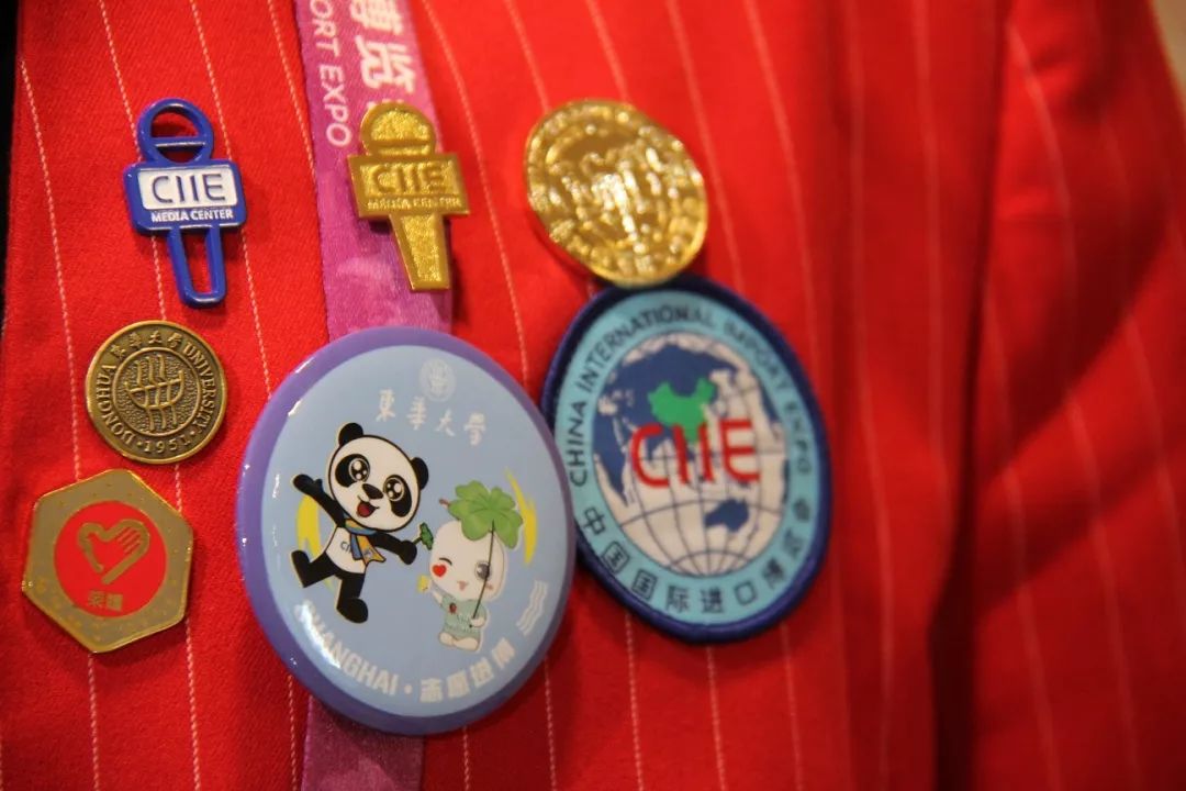 同学，换徽章吗？沪上各高校“小叶子”进博徽章大集合！