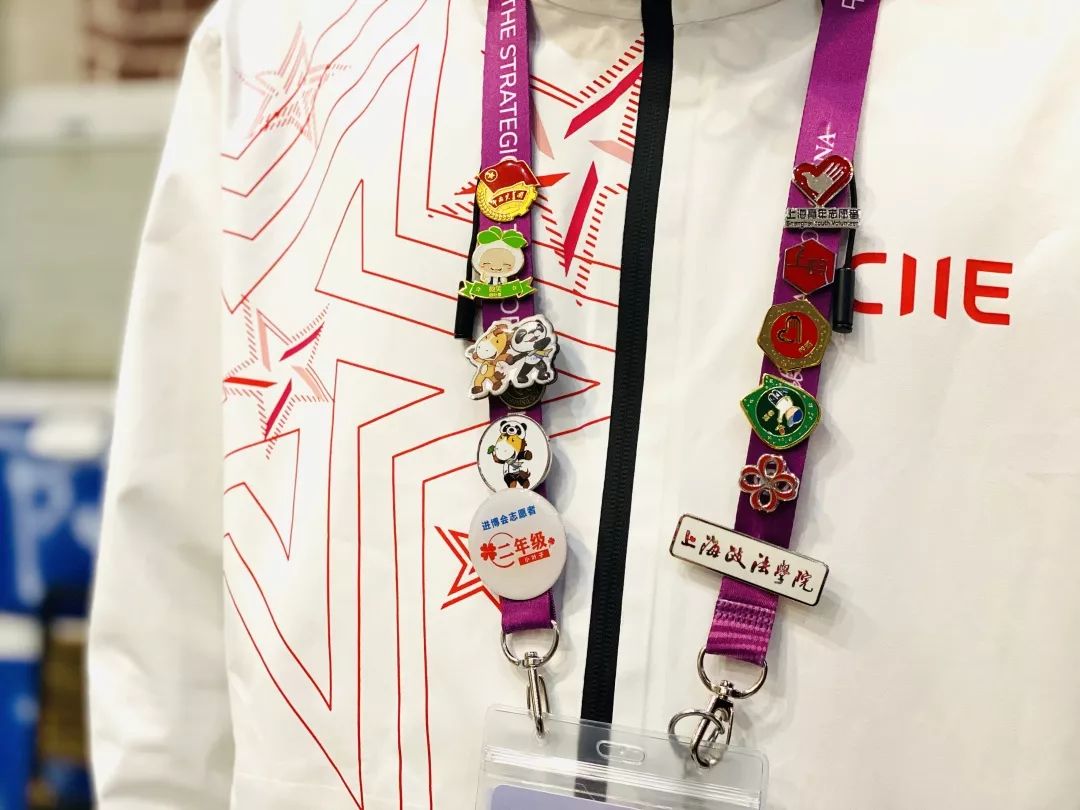 同学，换徽章吗？沪上各高校“小叶子”进博徽章大集合！