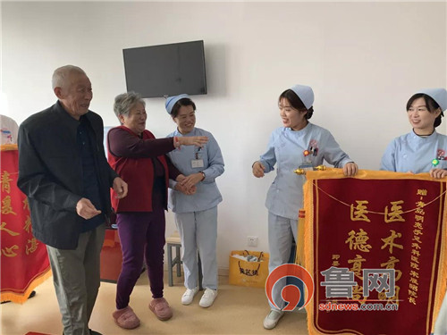 医生暖心照顾小朋友,护士暖心服务拉近护患距离