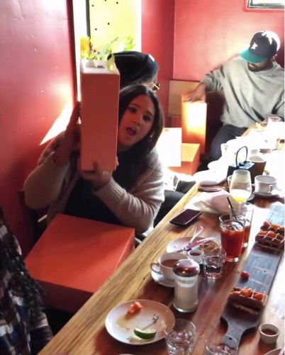 鞋店员工折扣这么多，但很多店员依然拼命还着信用卡