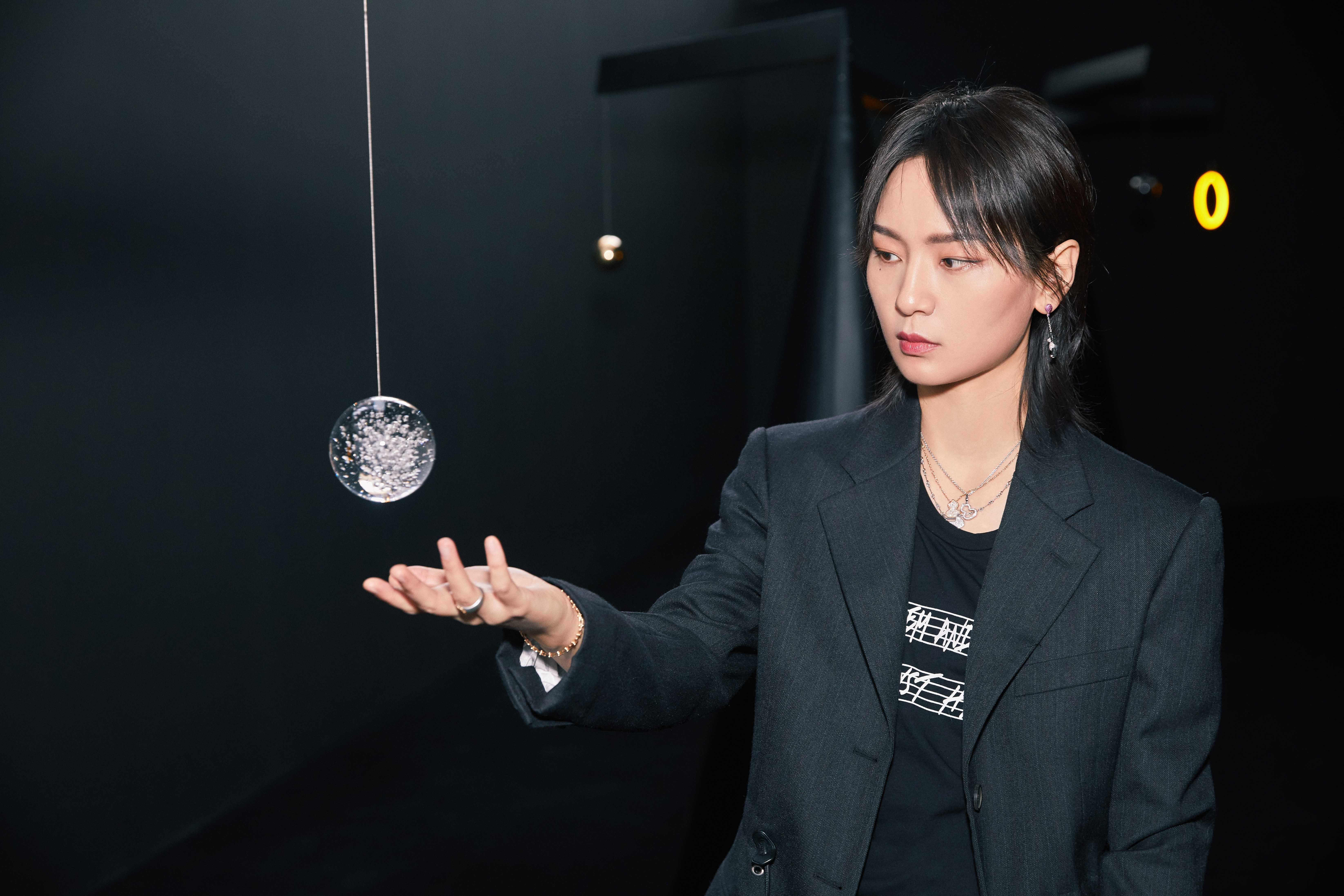 周笔畅邀请明星朋友看月相艺术展,周笔畅月相艺术展