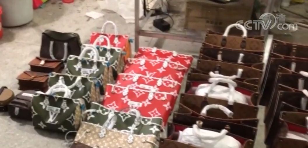 市公安局破获一起制假奢侈品,中国迪拜破获特大箱包售假案