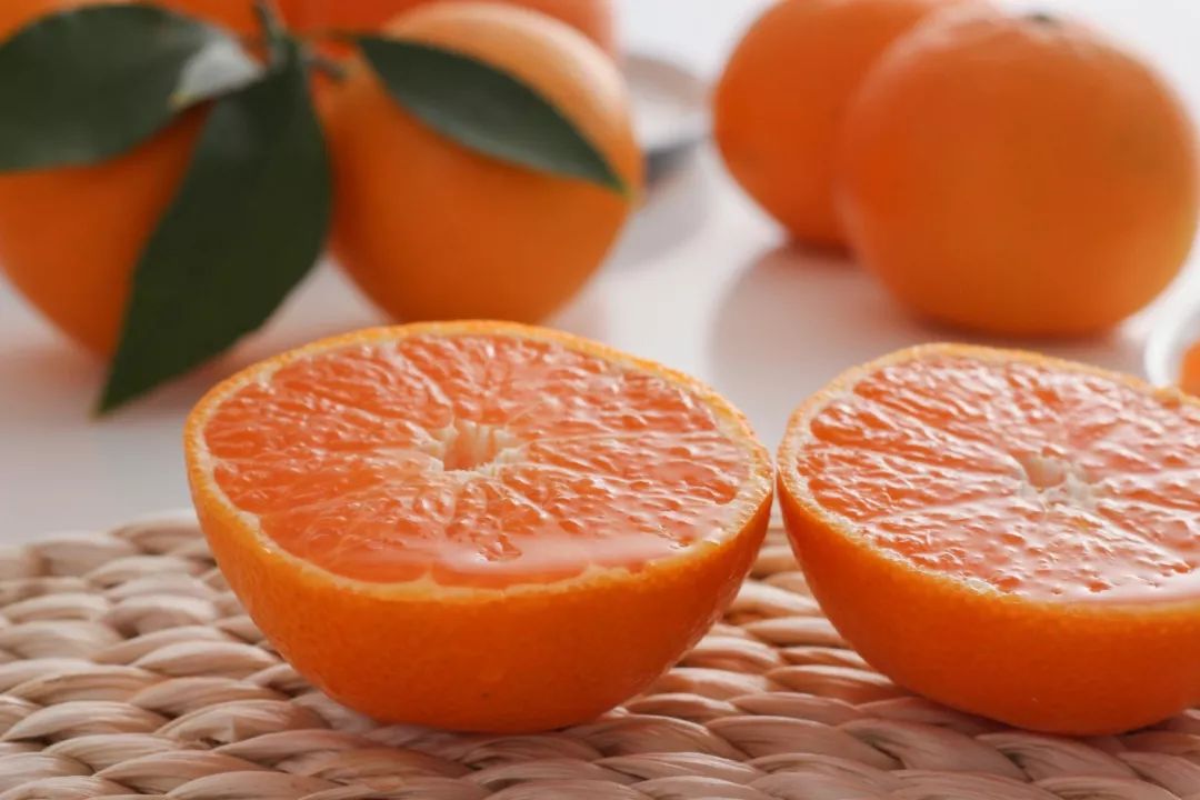 轻轻一咬满口汁水酸酸甜甜,轻轻一咬满嘴甜汁