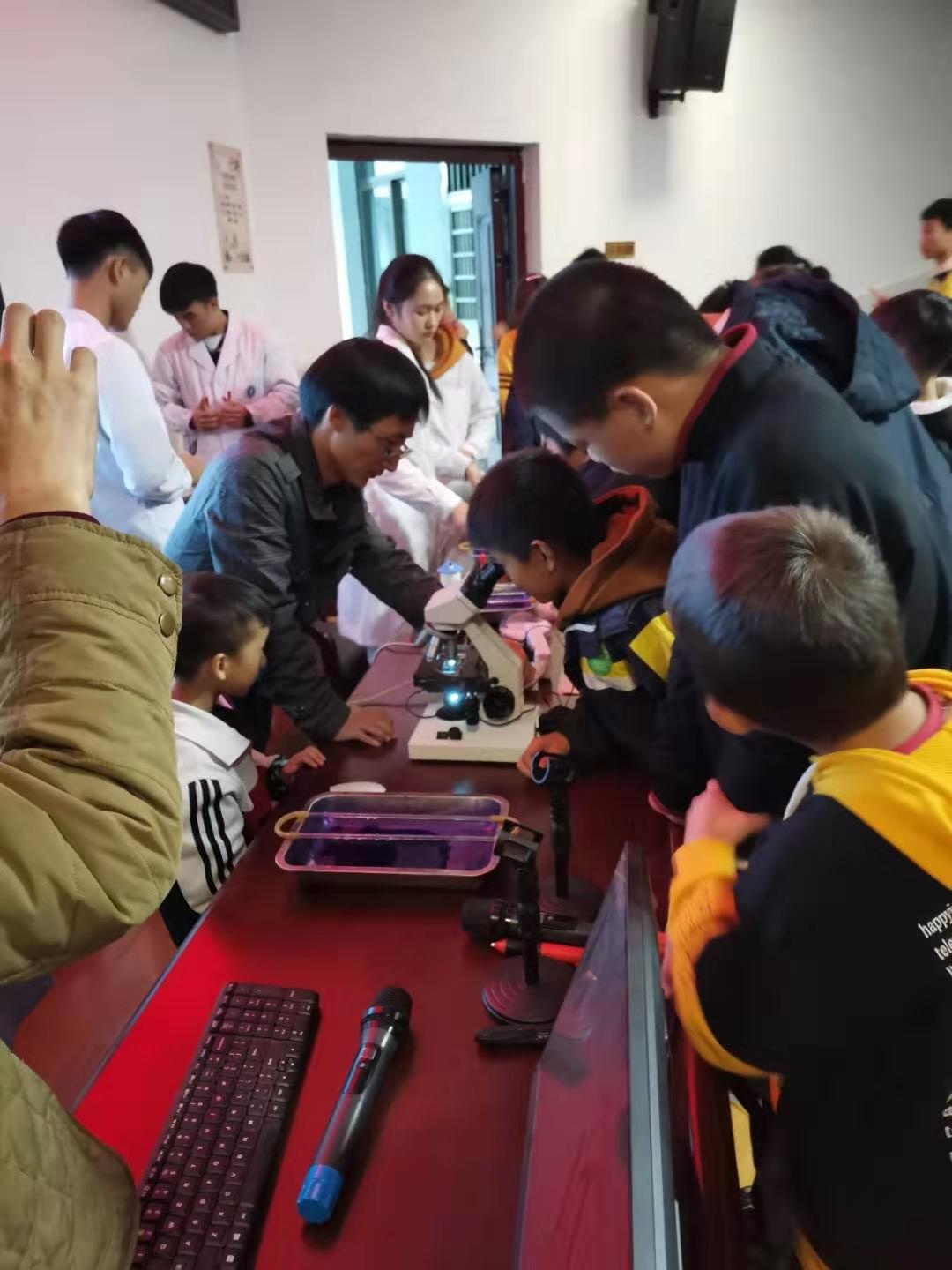 益阳医专举行“社区动员同防艾健康中国我行动”主题宣教活动