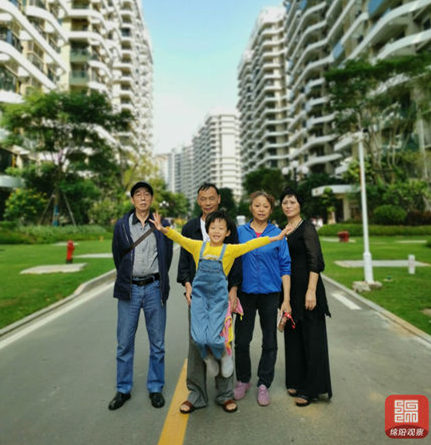 老人拎大包小包,老人提着大包小包赶火车