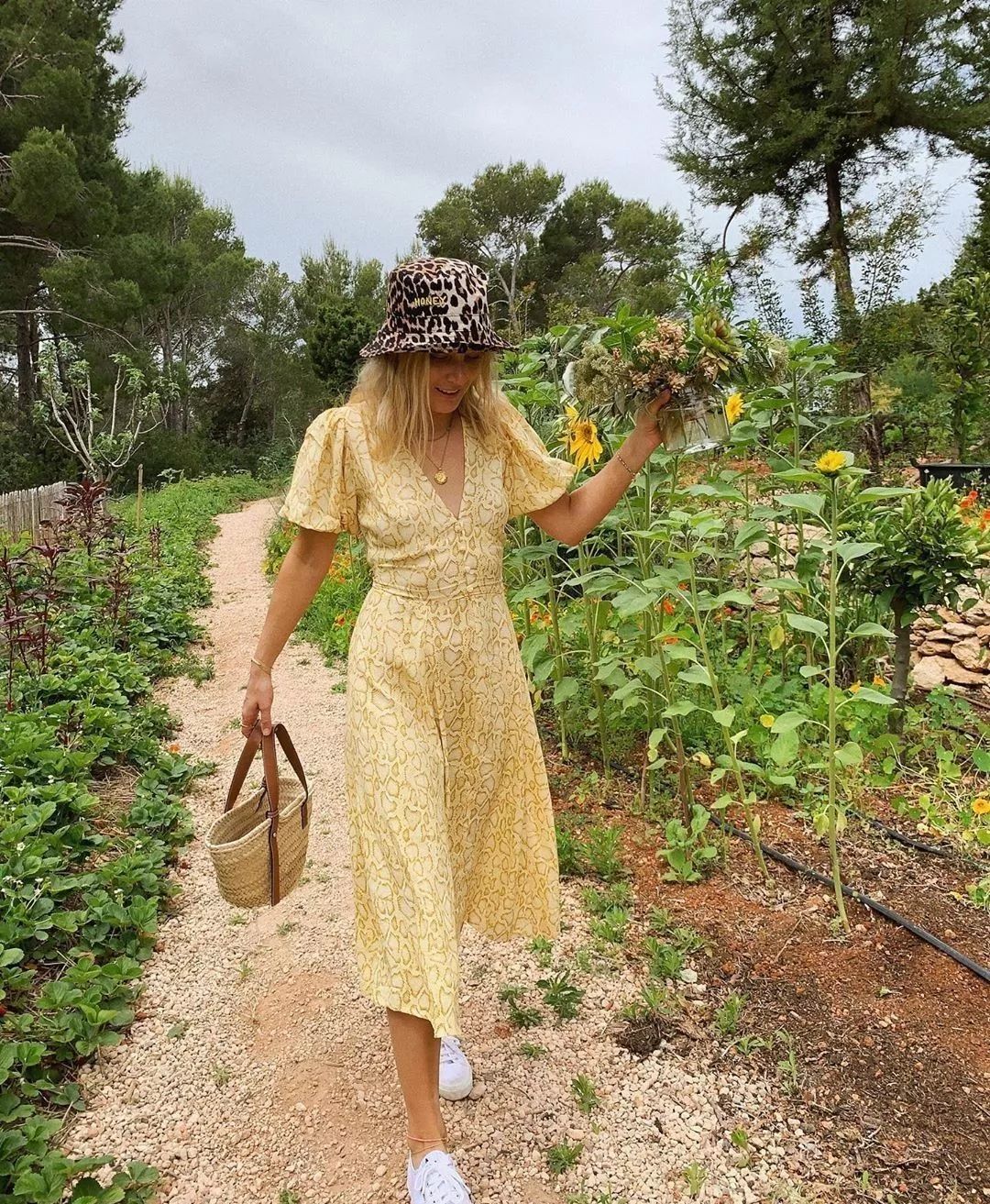 钟楚曦新中式穿搭同款,高级脸的钟楚曦独爱港风式穿搭