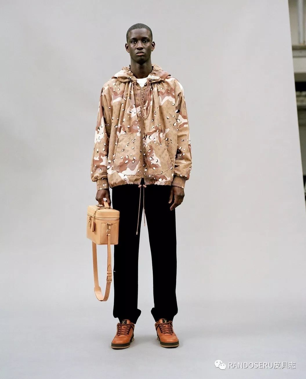 摊上个男人，这么爱奢侈品包包真是个奇葩？