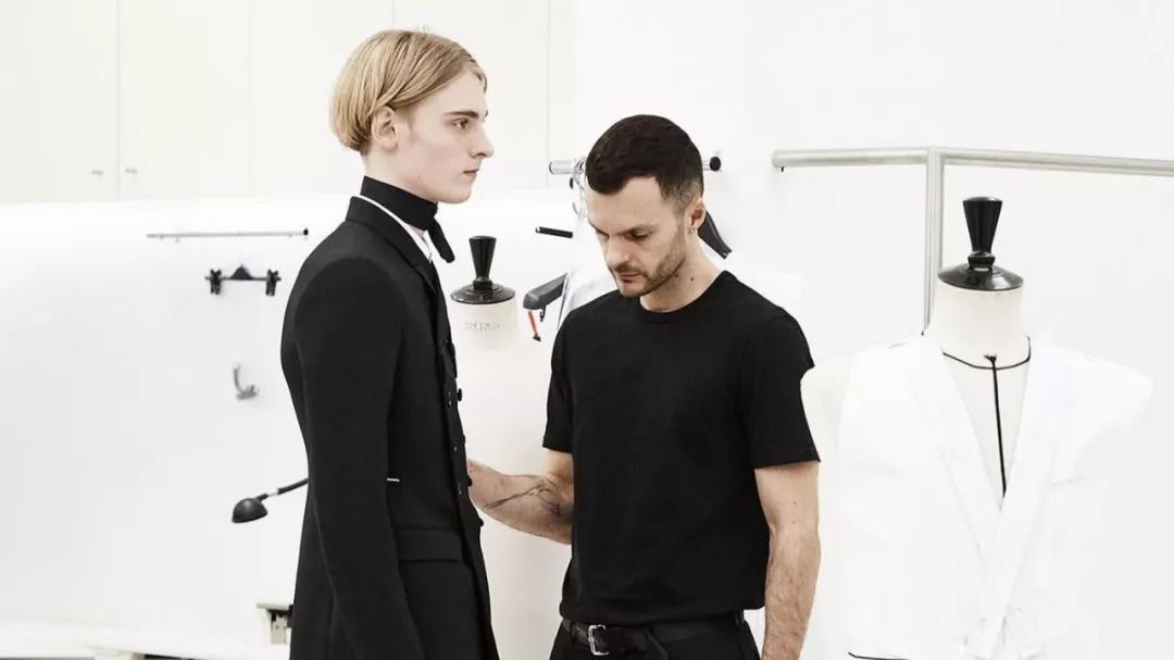 曾被高级时装看不起的球鞋，如今成了奢侈品牌们的摇钱树