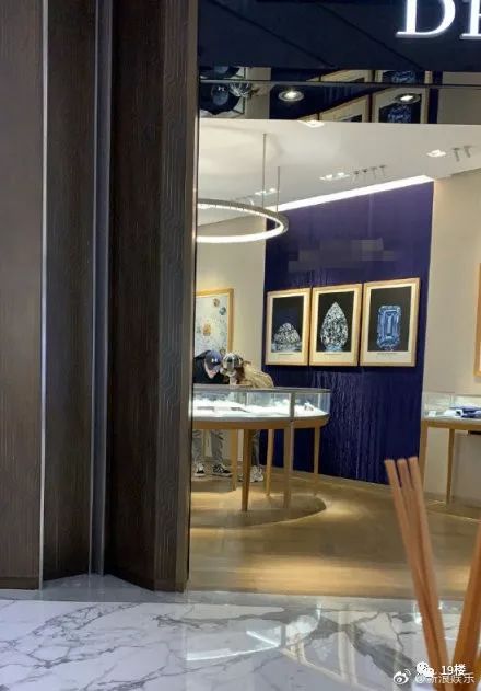 张亮宣布离婚之前的热搜,张亮宣布离婚前低调现身机场